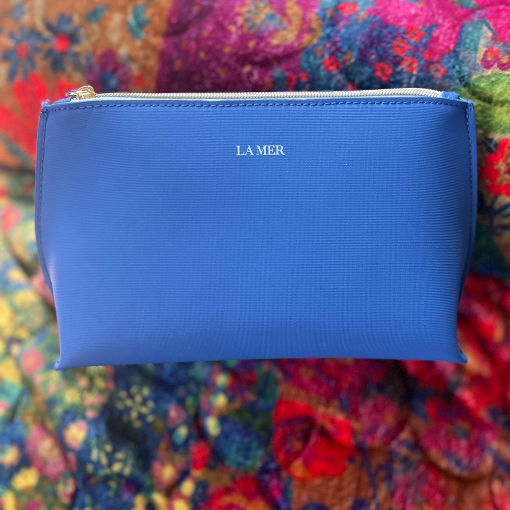 LA MER Blue Cosmetic/Make Up Bag w/Sleek Zipper Design (New) never used l!!